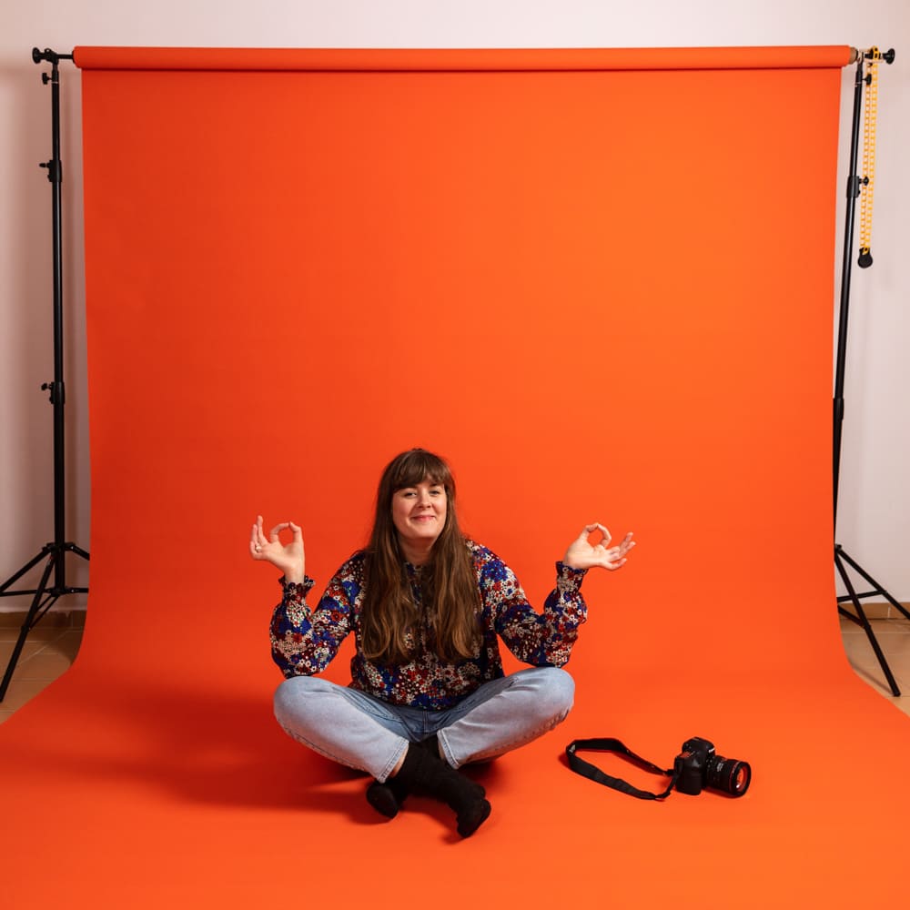 Portrét fotografky Terezy Valnerové ve studiu na světlém pozadí